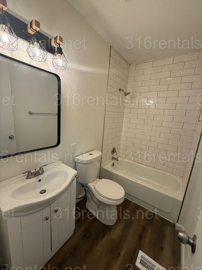 Building Photo - $995 - 3 bedroom / 1 bathroom - Single Family Home *COMING SOON*