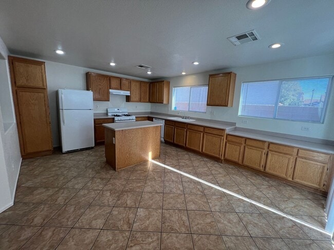 Building Photo - 3 Bedroom / 2.5 Bath Southwest Home