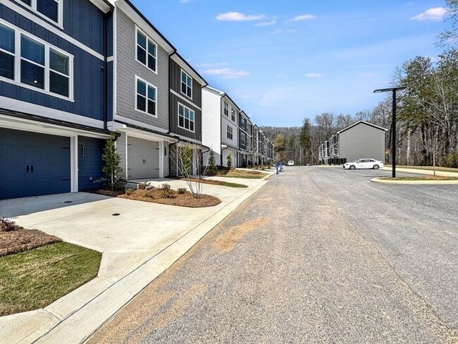 Building Photo - 4-Bedroom Home with Scenic Views and Conve...