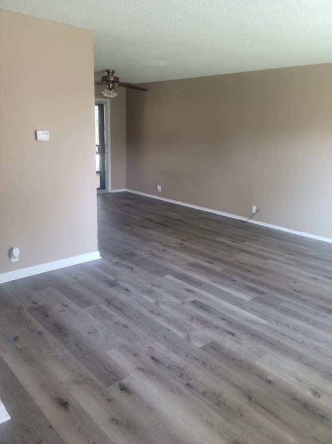 Building Photo - "Charming 3-Bed Home with Granite Elegance...
