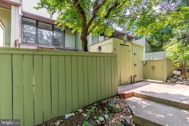 Building Photo - 7 Belaire Way
