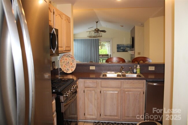 Building Photo - 763 Southwest Dr