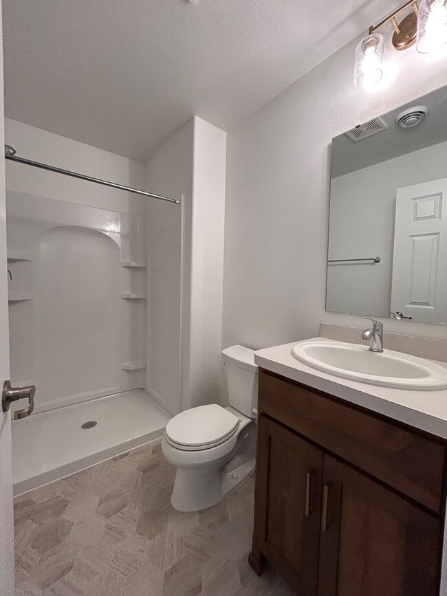 Building Photo - 3 Bed 3 Bath TownHome