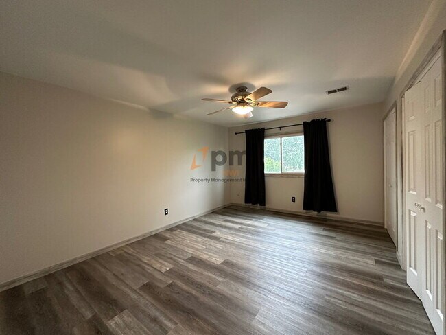 Building Photo - 711 Wellington Dr