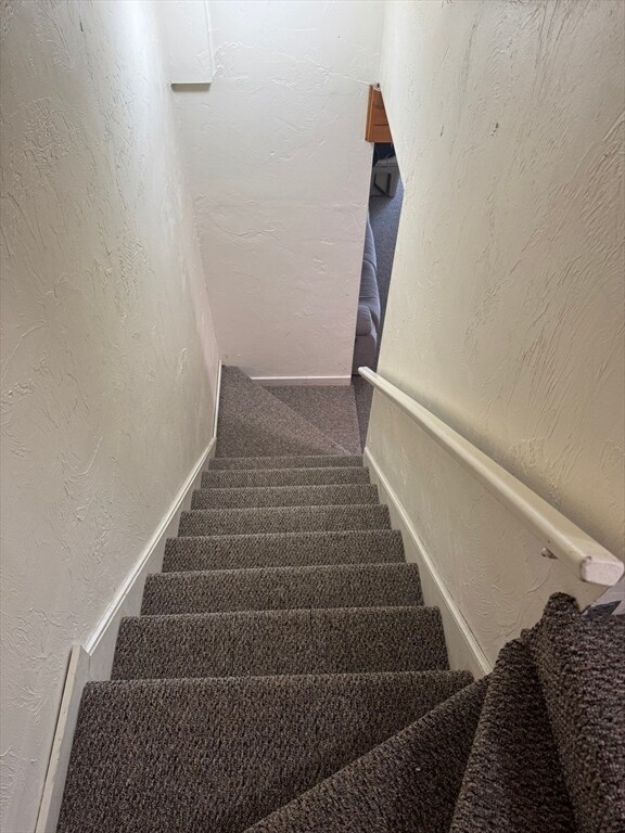 Building Photo - 909 Pleasant St