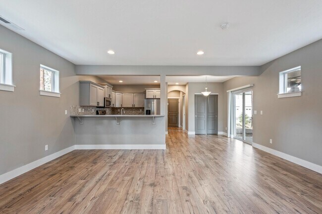 Building Photo - Modern 3 BR home on beautiful wooded lot in Sisters