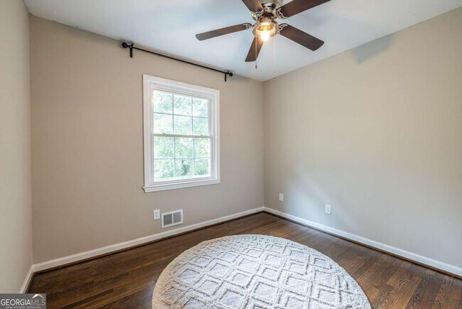 Building Photo - 2439 Parkland Dr