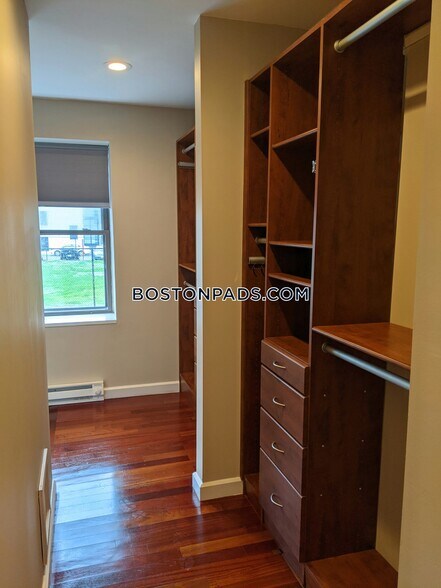 Building Photo - 197 Sidney St