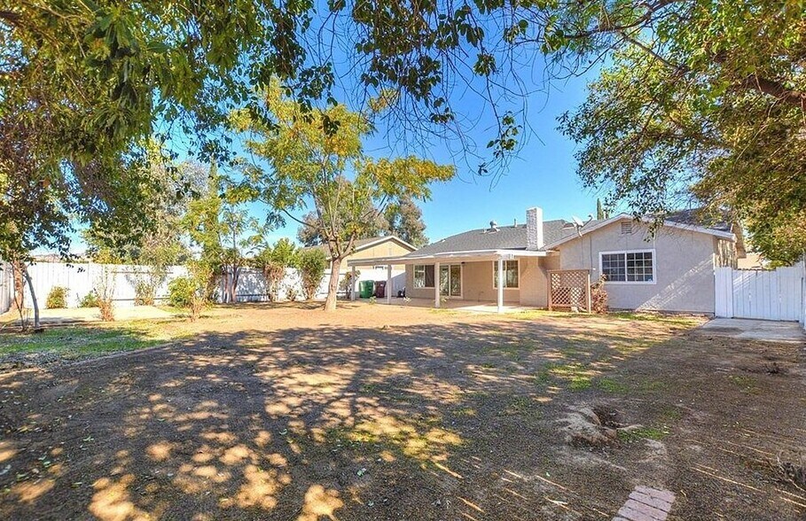 Building Photo - 13739 Sylmar Dr