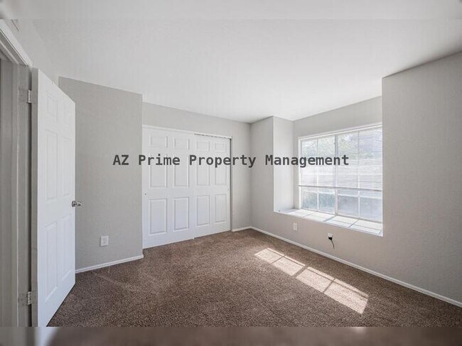 Building Photo - 1055 W 5th St