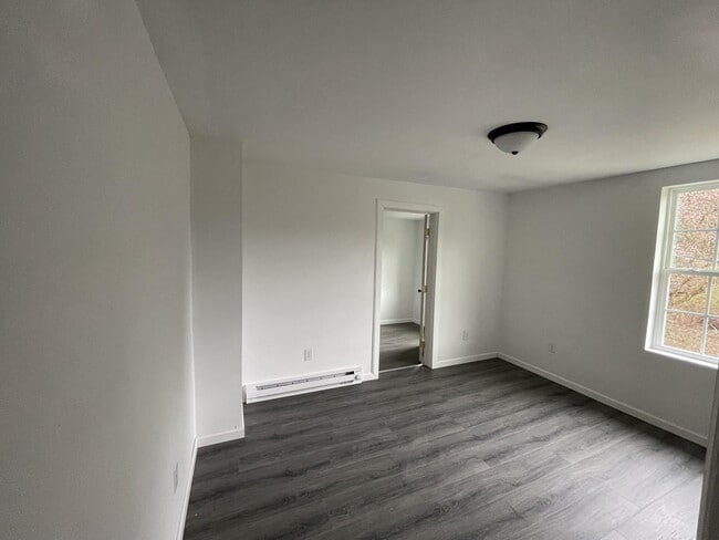 Building Photo - 252 River Rd