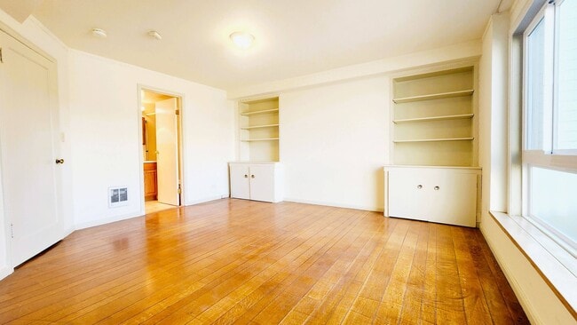 Building Photo - Sunset Single-Family Home Available for Le...