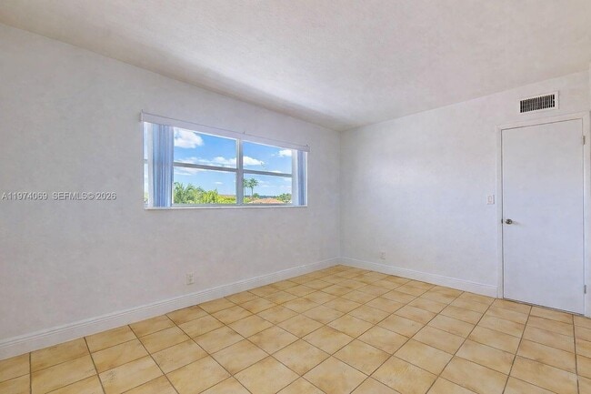 Building Photo - 13715 Kendale Lakes Cir