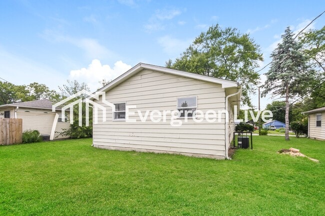 Building Photo - 4619 N Richardt Ave