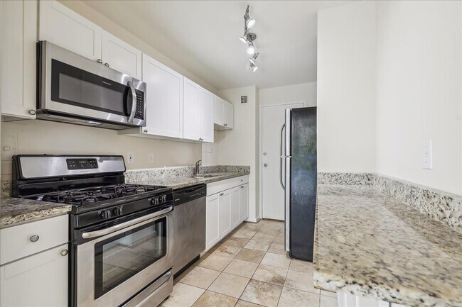 Building Photo - 10401 Grosvenor Pl