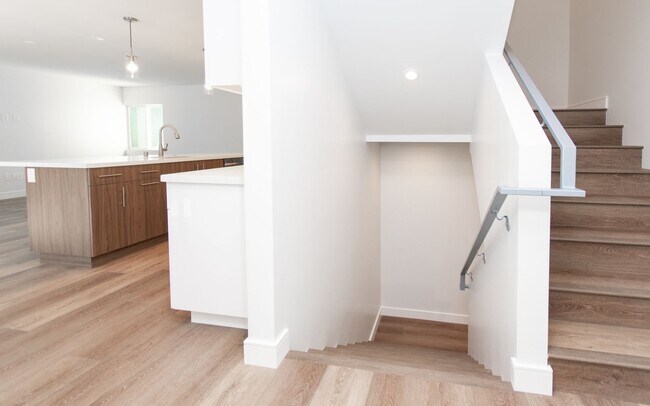 Building Photo - DunstanSt - 2270