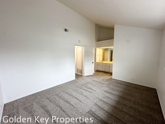 Building Photo - Remodeled Two-Bedroom Townhome in Encinita...