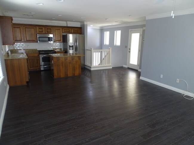 Building Photo - 3 Story 3 Bedroom, 3 Full Bath, 2 Car Gara...