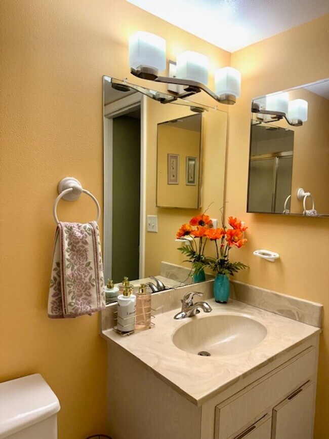 Building Photo - 2BD/2BA, NORTH INDIALANTIC CONDO IN PALM C...