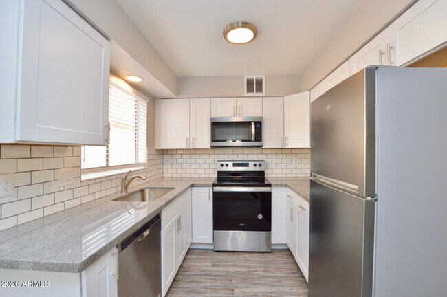 Building Photo - 645 N Arrowhead Dr