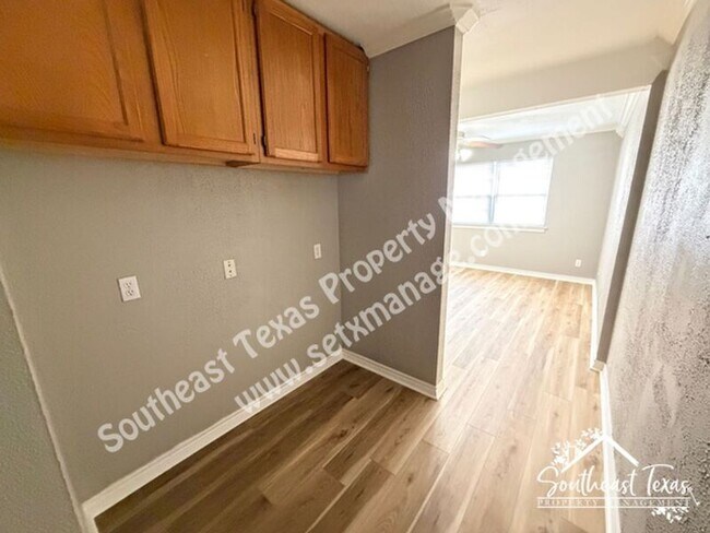 Building Photo - 1441 Bassett St