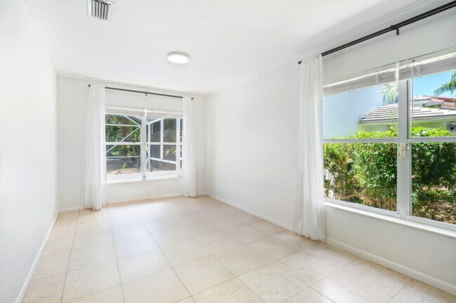 Building Photo - 1527 S Club Dr