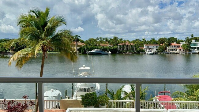 Primary Photo - 5600 Collins Ave