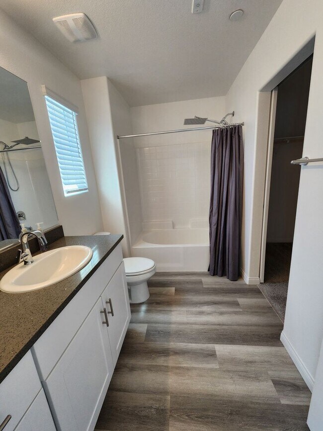Building Photo - Modern Comfort Meets Vegas Vibes! – Utilit...