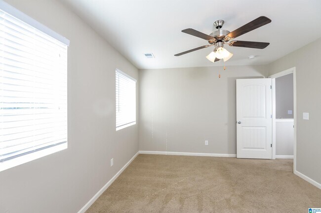 Building Photo - 900 Hawthorn Ln