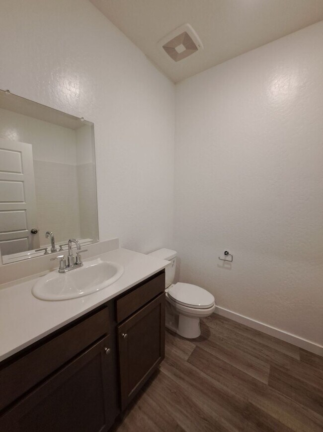 Building Photo - Beautifully Built Home! 3 bed, 2 bath