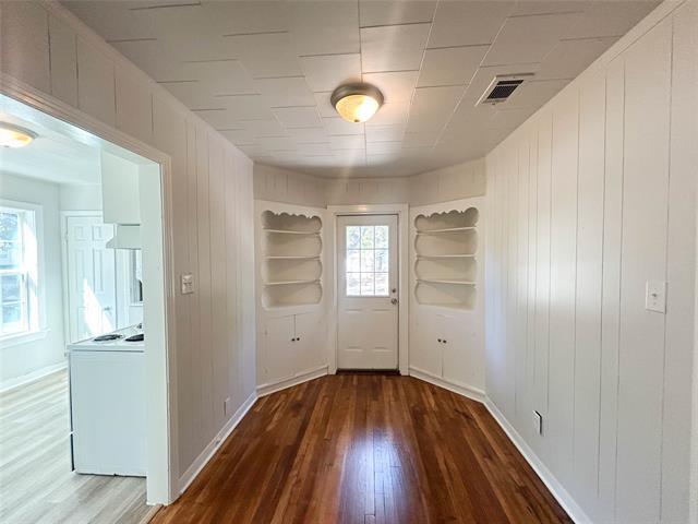 Building Photo - 608 W Lake St