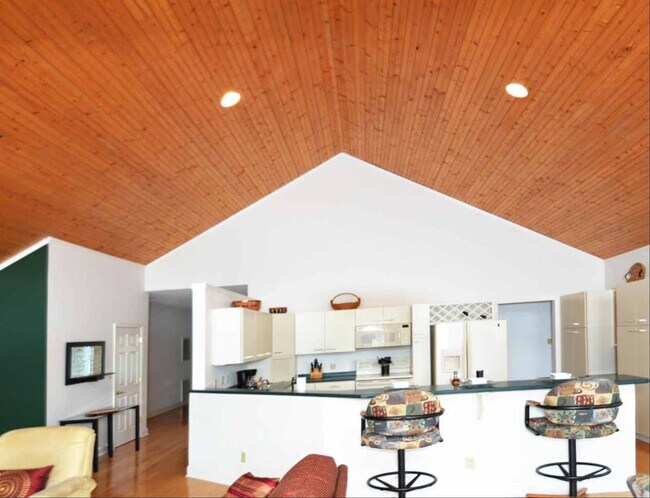 Building Photo - 4 Bedroom || 3 Bathroom home on Leesville Lake