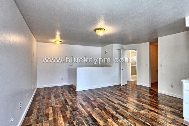 Building Photo - Upper Floor 1 Bed, 1 Bath Duplex Unit in Parkrose