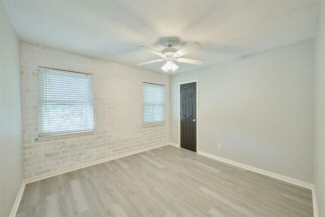 Building Photo - 725 River Plantation Dr