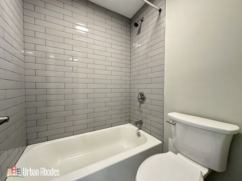 Building Photo - 1212 N La Salle Dr