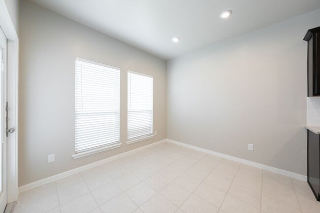 Building Photo - Charming 4 Bedroom Home in Troy – Ideal Lo...
