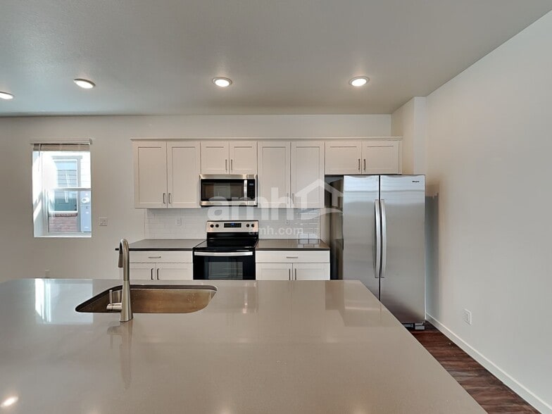 Building Photo - 384 N Addison Way