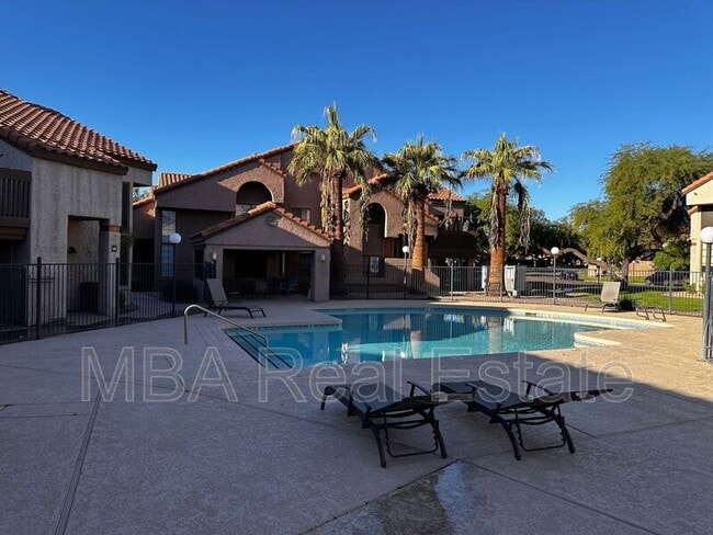 Building Photo - 700 E Mesquite Cir