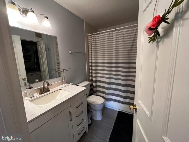 Building Photo - 7746 New Providence Dr