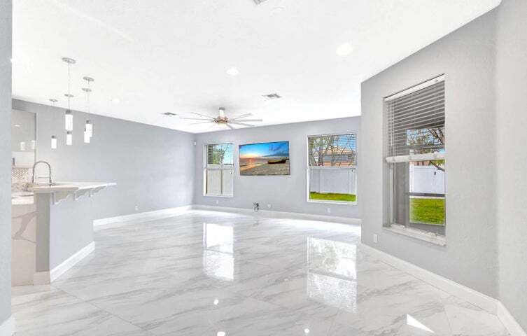 Building Photo - 6463 Paradise Cv