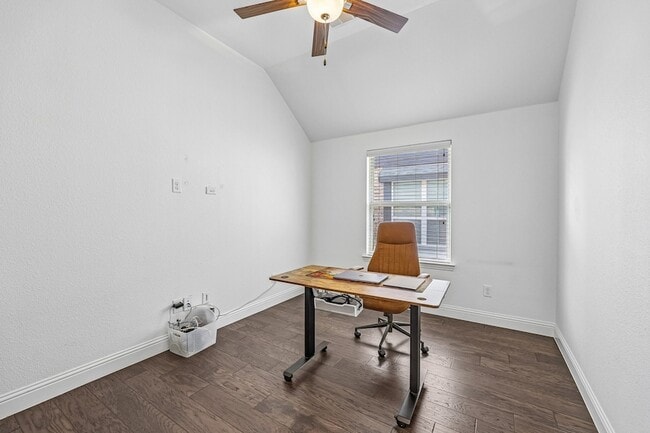 Building Photo - 808 Parkland Dr