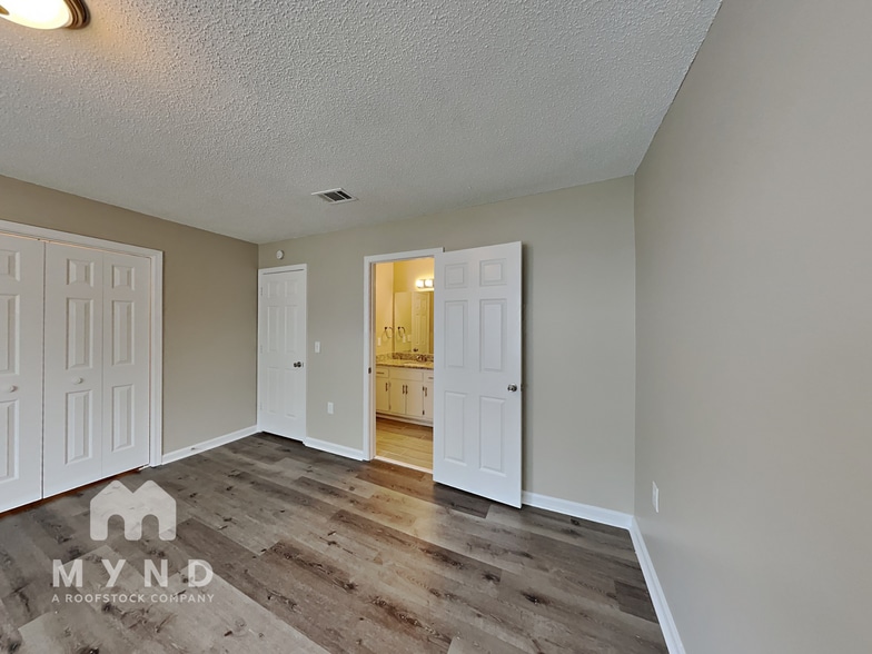 Building Photo - 208 Oak Cir N