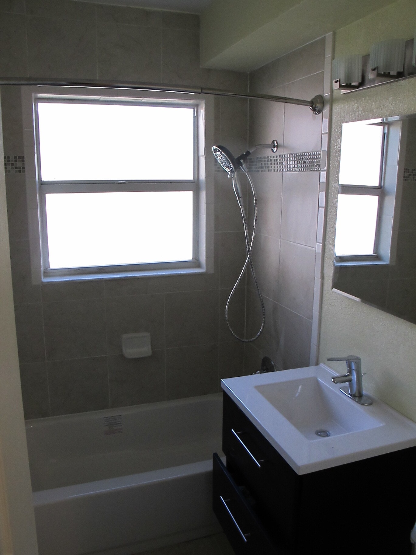 Full bath - 407 Tyler Ave