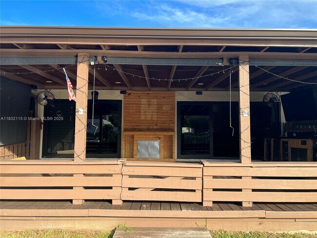 Building Photo - 2645 Parkview Dr S