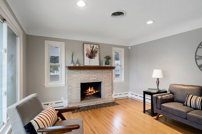 Building Photo - Remodeled 4bd 2ba fully finished rambler style home in New Brighton
