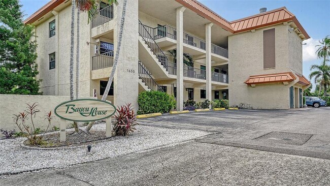 Building Photo - 1650 Pine Tree Ln