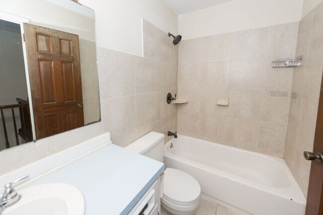Building Photo - 5 Bedroom 3 Bath Home in Parkshore - Charl...