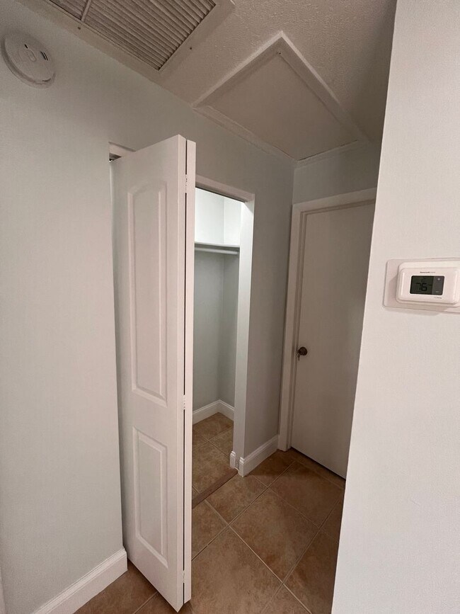 Building Photo - 520 46th St