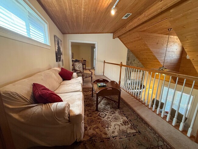 Building Photo - Room in House on Tyson Rd