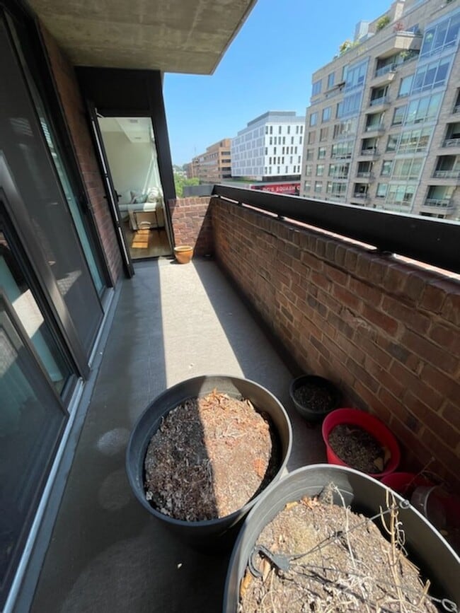 Building Photo - 2 bedroom 2 bath WITH PARKING